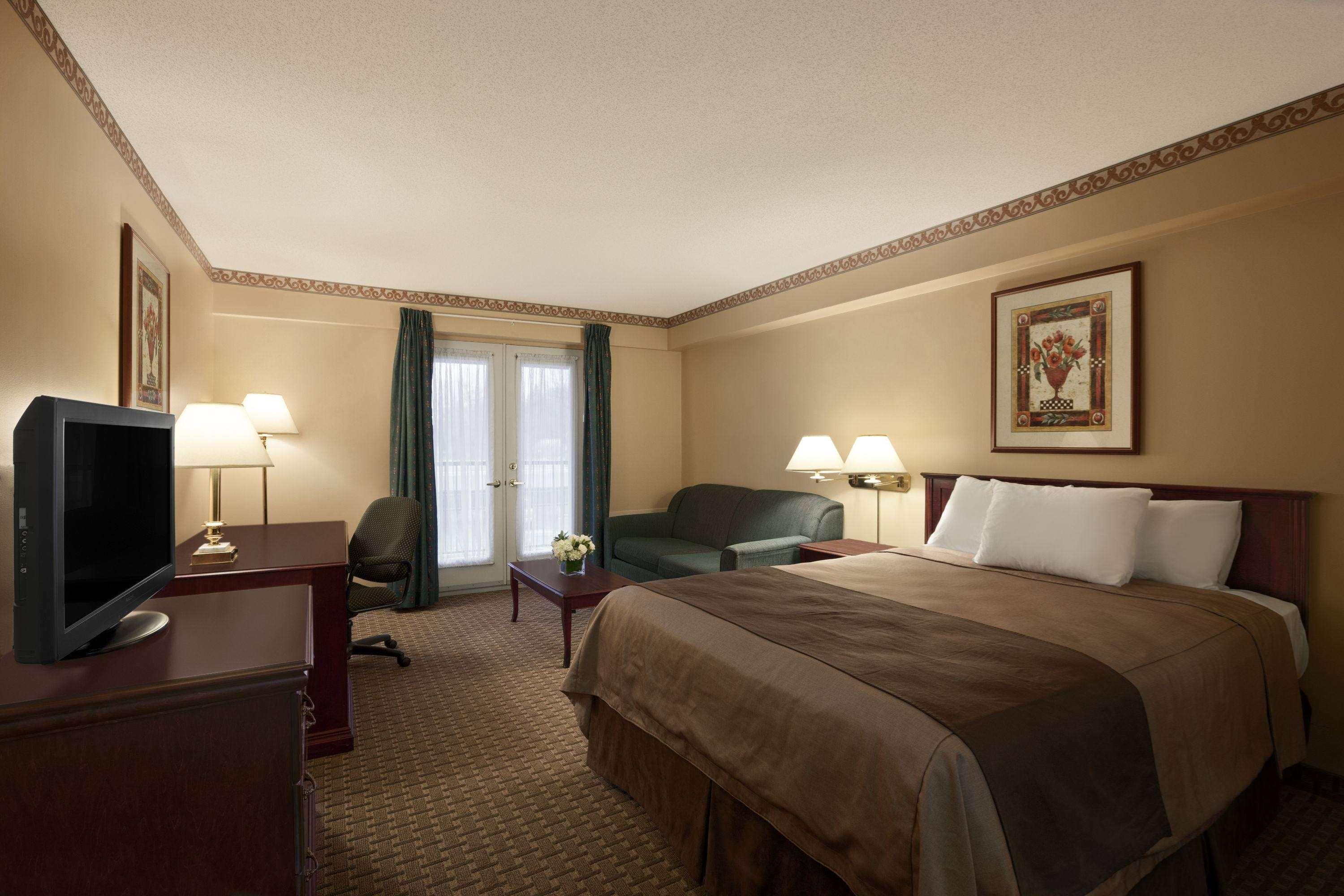 Travelodge By Wyndham Ottawa West Exterior photo