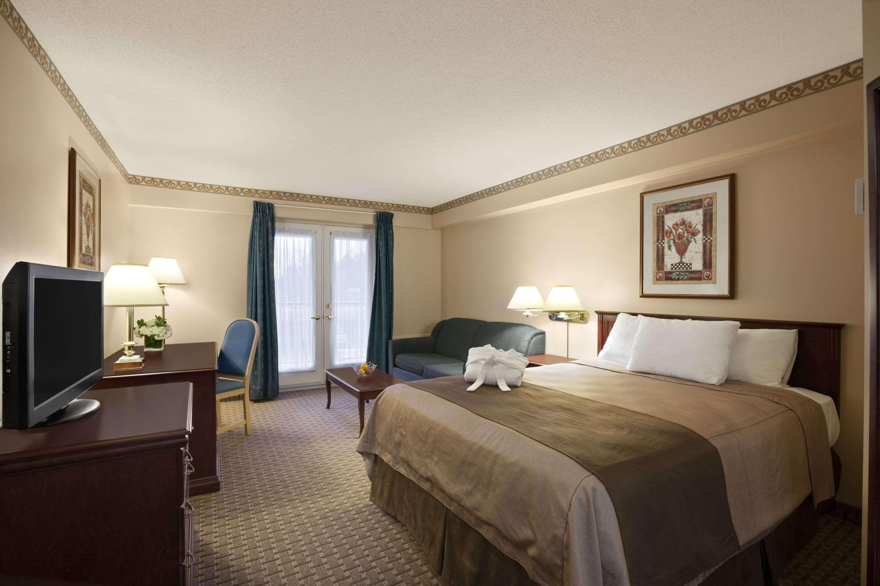 Travelodge By Wyndham Ottawa West Exterior photo