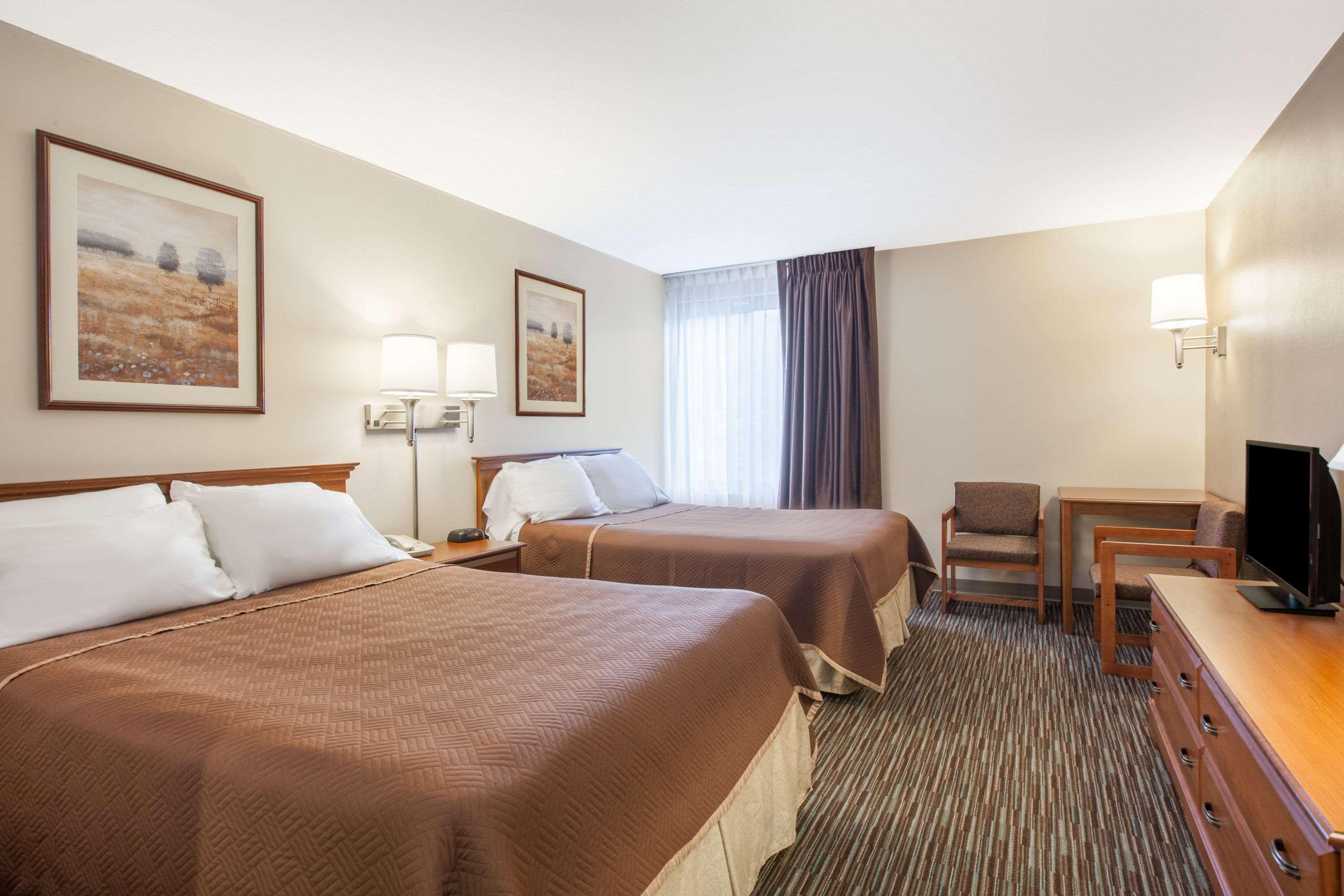 Travelodge By Wyndham Ottawa West Exterior photo
