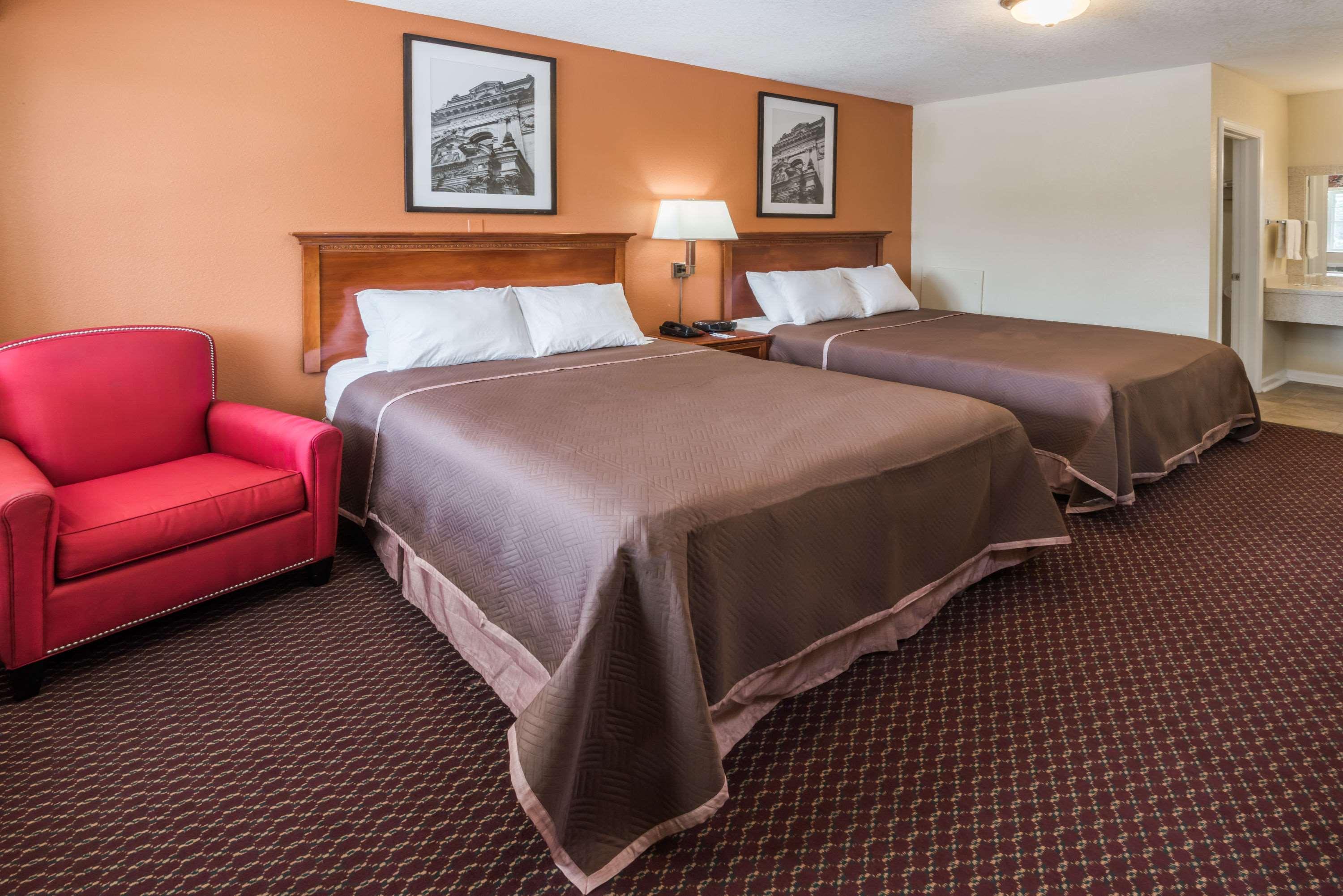 Travelodge By Wyndham Ottawa West Exterior photo