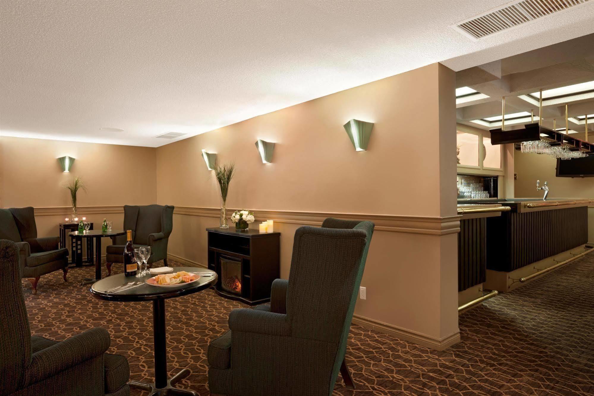 Travelodge By Wyndham Ottawa West Exterior photo
