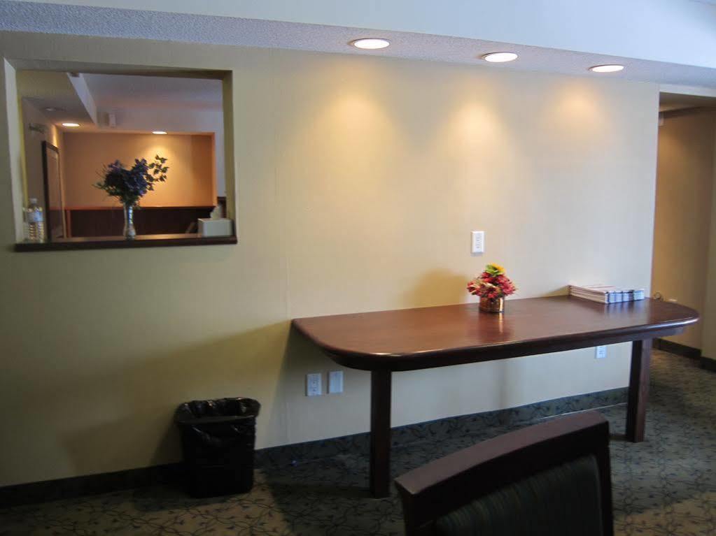 Travelodge By Wyndham Ottawa West Exterior photo